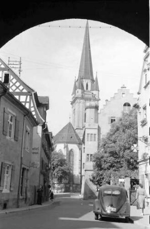 Radolfzell: Obertorstraße mit Münster, durch Bogen