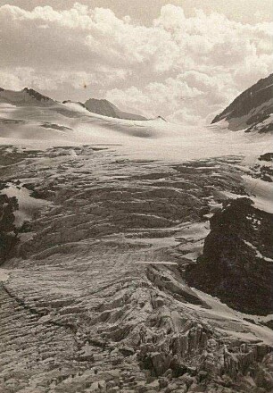 Hohe Tauern/Österreich. Venedigergruppe. Krümmler Törl (2787 m), davor Gletscherabbruch. Blick von der Kürsingerhütte