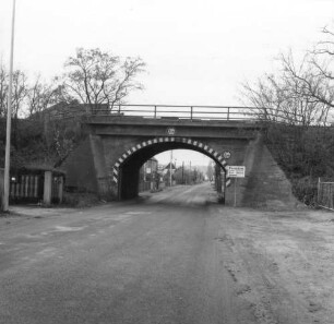 Weinböhla. Eisenbahnbrücke. Massive Bogenbrücke über die Köhlerstraße von Osten