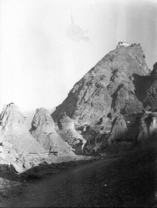 Indien. Kashmir. Ladakh. Zanskar-Kette. Kloster Mulbekh im Wakha-Chu-Tal, vorn links verwitterte Chörten