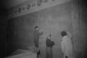 Schulklasse während der Besichtigung des Pergamonmuseums : Restauratoren bei Restaurierungsarbeiten