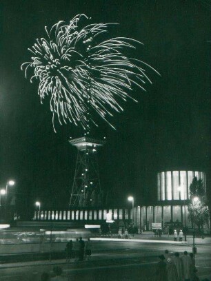 Ende der Industrie-Ausstellung mit einem Feuerwerk um den Funkturm