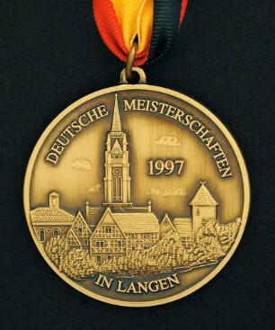 Bronzemedaille Deutsche Meisterschaften in Kurzschrift und Maschinenschreiben in Langen 1997 am schwarz-rot-goldenen Band : Sammlung Deutscher Stenografenbund. Bronzemedaille Deutsche Meisterschaften in Kurzschrift und Maschinenschreiben in Langen 1997 am schwarz-rot-goldenen Band. Messing, patiniert; Durchmesser 50 mm, Gewicht 39,5 g (1997; Deschler & Sohn, München). Dresden: SLUB R c 0574