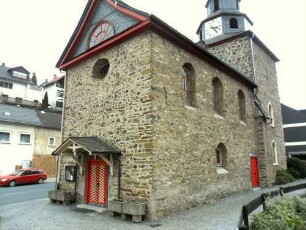 Niederscheld-Kirche von Südwesten-im Kern Spätromanisch-Langhaus nach Brand 1762 erneuert und erhöht-umgebender Kirchhof aufgelassen und Kirchhofmauer mit Wehrgang abgetragen