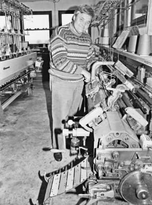 Linau: Strickwarenfabrik: Holger Suwaj überprüft eine Strickmaschine