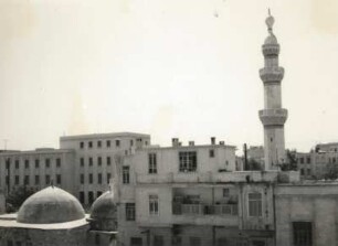 Damaskus, Syrien. Minarett zwischen modernen Wohnbauten