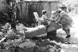 Frau Ludewig mit ihren Kindern