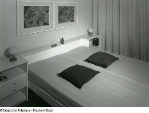 Flachstrecke mit integriertem Doppelbett : Vierraumwohnung des Typs WBS 70. Schlafzimmer. Flachstrecke mit integriertem Doppelbett