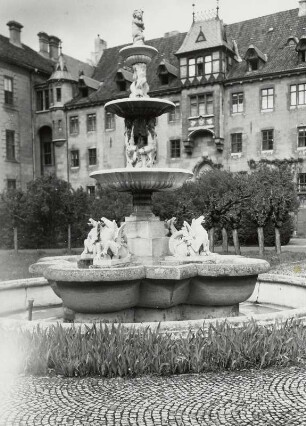 Im Schloßhof in Meiningen : Schalenbrunnen im Schlosshof