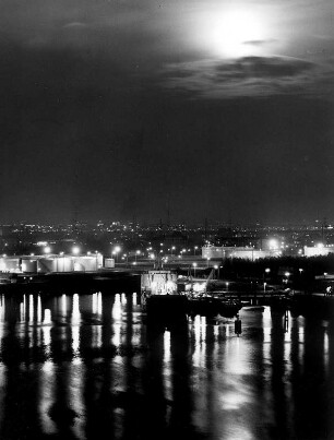 Hamburg. Nachtaufnahme. Blick vom Gaswerk Kattwyk auf Neuhof, einem Ortsteil Wilhelmsburg im Hafengebiet.