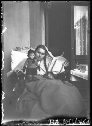 Mädchen mit Puppe