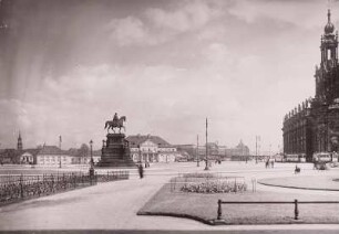 Dresden-Altstadt. Theaterplatz mit Reiterdenkmal König Johanns (1889; J. Schilling). Blick von der Grünanlage an der Gemäldegalerie nach Nordost gegen Italienisches Dörfchen und Hofkirche
