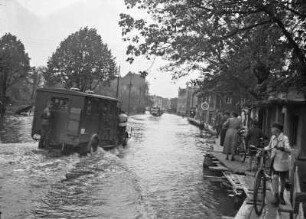Coswig, Überschwemmung nach dem Dammbruch (am Spitzgrundteich) am 30. Mai 1941. Transport mit Militärfahrzeugen und provisorische Stege für Fußgänger