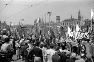 Dresden-Altstadt, Ernst-Thälmann-Straße. Demonstrationszug anlässlich des 1. Mai ("Internationaler Kampftag der Werktätigen"). Blick über die nach Enttrümmerung entstandene Freifläche nördlich der Straße auf die Ruinen von Taschenbergpalais, Residenzschloss und Johanneum