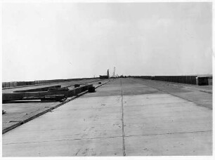 Rheinbrücke Frankenthal (Theodor-Heuss-Brücke), km 565,185 - 566,014 Fertige Betonfahrbahndecke im Bereich der Vorlandbrücke, zweibahnig Baubeginn: Oktober 1938, Einsturz der Stahlbrücke: 12.12.1940, Einstellung der Arbeiten: Ende 1941,Weiterbau: April 1949, Verkehrsübergabe Fahrbahn Mannheim - Saarbrücken: 9.9.1950, Bau der Fahrbahn Saarbrücken - Mannheim: August 1960 -September 1963. Endgültige Fertigstellung: 12.6.1964.