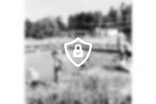 Freibad: Volkspark: Schwimmbecken mit Sprungturm: Badegäste: im Hintergrund Umkleidehaus