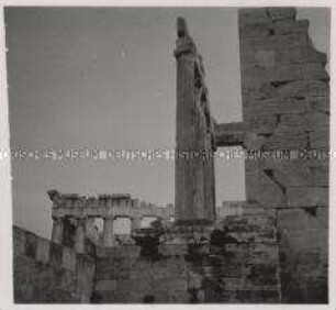Wehrmachtssoldaten, Athen, Akropolis, Die Säulenreste des alten Athena-Tempels gegen den Parthenon-Tempel zu
