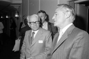 27. Tagung 1977 Chemiker; Sitzreihen im Theater: Gerhard Herzberg, Lord George Porter of Luddenham, hinten Mitte: O. Spang
