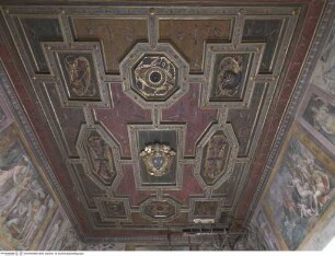 Kassettendecke mit Tropaia und zentralem Barberini-Wappen