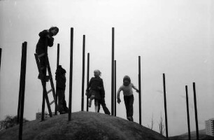 Freiburg, Weingarten: Kinderspielplatz mit Schuttberg, Stangen und Röhren