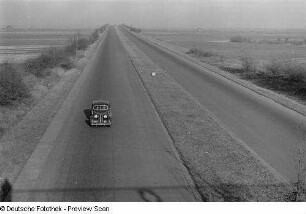 Blick von oben auf einen fahrenden BMW 501 auf der Autobahn