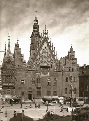 Breslau (heute Wroclaw / Polen). Rathaus (1301/1600). Ansicht von Osten mit Staupsäule