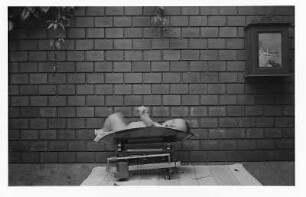 Tochter der Fotografin, auf einer Waage liegend, aufgenommen im Garten auf der Regerstraße 22 in Dresden-Blasewitz