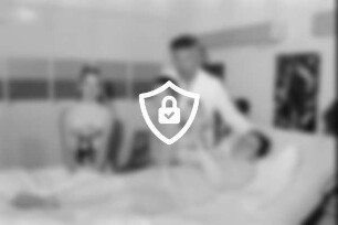 Dreharbeiten zu Film "Der erste Tag im Krankenhaus": Kinderschauspieler [Name maskiert] [Name maskiert] Illig und [Name maskiert] aus Ahrensburg: bei Szenendreh in Heidberg-Krankenhaus (Hamburg), mit Schauspieler [Name maskiert] an Krankenbett, Steudel zeigt Plüschtier