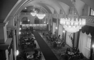 Besucherinnen und Besucher im Ausstellungstreff in der unteren Wandelhalle des Neuen Rathauses während der Frühjahrsmesse