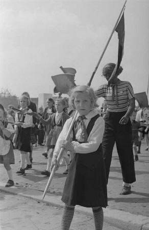 Demonstration zum 1. Mai 1951 in Berlin : Junge Pioniere im Demonstrationszug