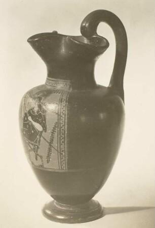 Kleeblattkanne Herakles vor Athena, Kithara spielend