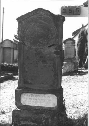 Grabstein 355 (Index: 99786241) Zustand: obere Hälfte abgebrochen und zementiert, untere Hälfte fast vollständig abgeblättert Maße HxBxT: 157x62x21 cm: Grabstein 355