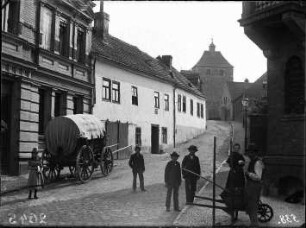 Blick in die Schulgasse; Pestalozzistraße - Linke Seite: Burgstraße 2 (Bäckerei Trümpler), Schulgasse 1, s. Burgstraße 2, Burgstraße 3, rechte Seite: Burgstraße 4 (Küsterei St. Bartholomäus), Burgstraße 3 (Kronenapotheke).