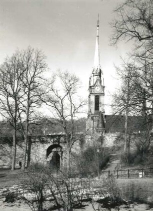 Mylau. Burg (1186/1200). Grünanlage an der äußeren Burgmauer gegen die Stadtkirche