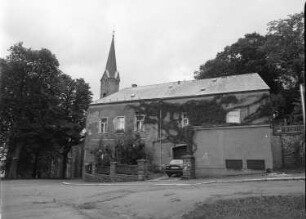 Schöneck, Am Alten Söll 5. Wohnhaus. Straßenansicht mit Turm der Stadtkirche St. Georg