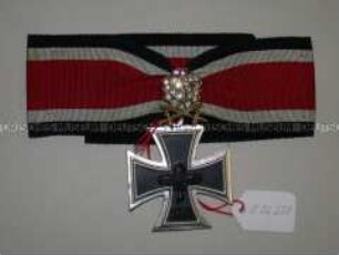 Eisernes Kreuz 1939, Ritterkreuz mit goldenem Eichenlaub, Schwertern und Brillanten, Trageweise ab 1957
