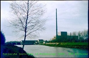 Außenansicht des Kernkraftwerks Niederaichbach (KKN) am Isarufer, von Osten
