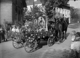 Wagen zum Festumzug des Schul- und Heimatfestes : li. Gebäude des Bahnbeamten, re. das Gebäude der Ziermann-Seidenwickelei
