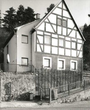Dresden-Loschwitz, Pillnitzer Landstraße 75. Wohnhaus (1875/1900)