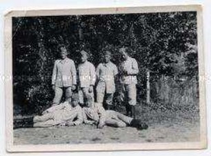 Gruppenbild von Soldaten in Drillichrock und -hosen im Freien