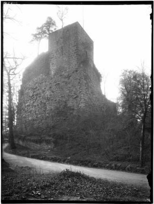 Ebersteinburg Burgruine Alteberstein Bergfried und Schildmauer - Ansicht von Südosten