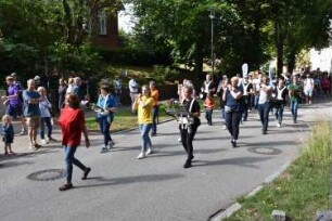 Bad Oldesloe: Kindervogelschießen: Am Bürgerpark Blickrichtung Südwesten: Einzug auf den Exer: Musikzug "Oldesloer Stadtgarde e. V".: 13. Juli 2023