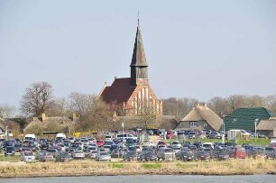 Schaprode - Kirchturm und Parkplatz : Blick auf das Dorf Schaprode auf der Insel Rügen vom Bodden aus, aufgenommen am 19. April 2011