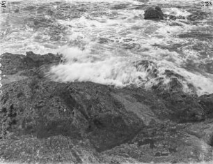 Brandungswelle : Eine Welle bricht sich an den Felsen des Fort National.