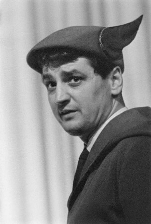 Szenenbilder aus "Amphitryon 38" von Jean Giraudoux. Kammerspiele (Deutsches Theater) Berlin, 16.10.1957 : Mit Wilhelm Koch-Hooge in der Titelrolle, Gisela Uhlen als Alkmene, Judith Harms als Ekklissa, Gisela May als Leda, Waldemar Schütz als Jupiter, Horst Drinda u. a.