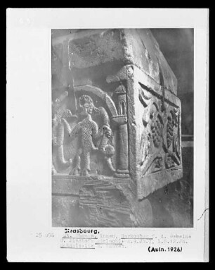 Schmalseite des Sarkophags: Teufel mit Schlangen