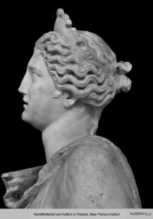 Muse von Philiskos (durch Ergänzungen an Kopf und Arm in eine Kleopatra transformiert)