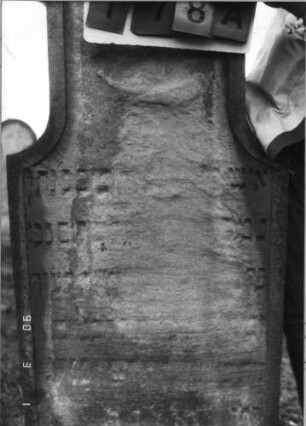 Grabstein 178 (Index: 100115029) Material: Sandstein Zustand: verwittert mit sehr großem Textverlust Maße HxBxT: 150x62x12 cm Beschreibung: Stele mit Hufeisenbogen und sehr langem Hals: Grabstein 178A
