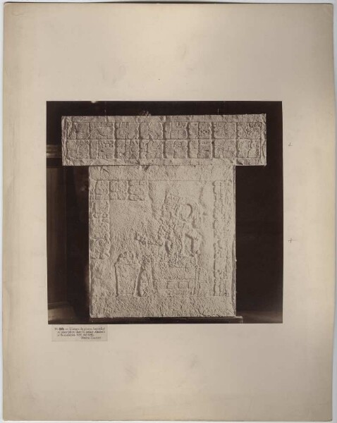 Linteau de porte avec inscriptions et bas-relief provenant de l'Akab Dzib.