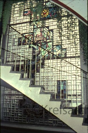 Klaus-Groth-Schule: Königsberger Straße: Kunst am Bau: Glasfenster von Siegfried Assmann